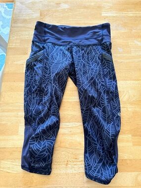 Lululemon crop leggings size 4